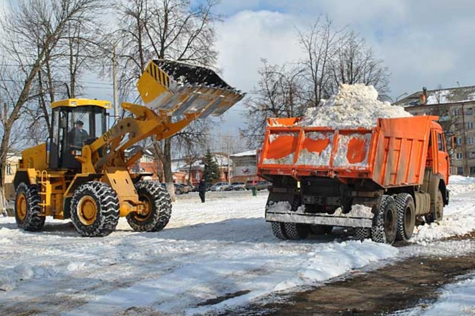 Уборка снега спецтехникой в СПб 🚛 | Аренда спецтехники с водителем для  уборки и вывоза снега ❄ 🚛